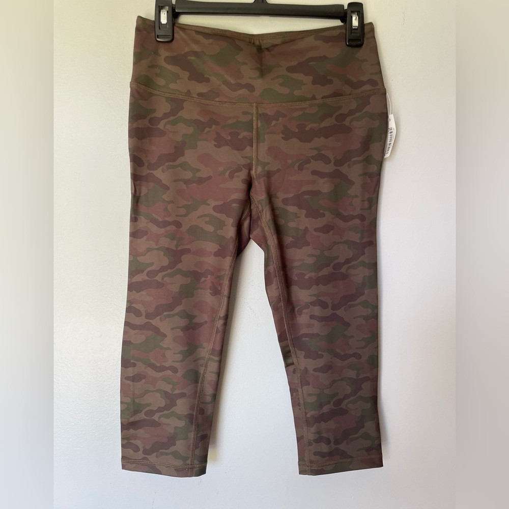 NWT Amazon Essentials Capri Leggings, Size M